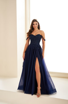 Langes Abendkleid FM52187 in Navy mit Glitzertüll und schulterfreiem Design – erhältlich bei FM Braut- und Abendmode in Sandkrug bei Oldenburg.