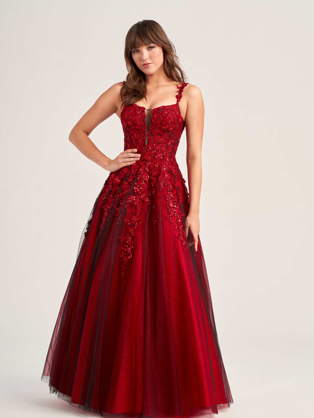 51916 Glitzer und Tüll - Eine wundervolle Kombination in einem Abendkleid. Diese A-Linie besitzt einen verführerischen Ausschnitt, ein halbtransparentes Oberteil mit glamourösen Glitzerverzierungen, 3D Blümchen und einen luftig-leichten Soft-Tüllrock.  Geschlossen wird die A-Linie im unteren Bereich des Rückens mithilfe eines Reißverschlusses. Ein bezauberndes Abendkleid und ein absoluter Eyecatcher!