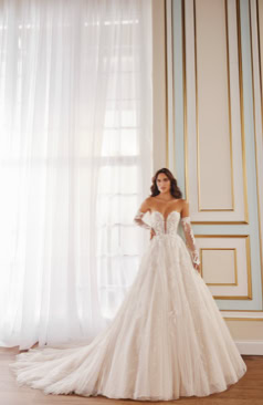 Prinzessinnen Brautkleid mit tiefem transparentem Corsagen-Oberteil, feiner 3D-Spitze und abnehmbaren langen Ärmeln im glitzernden Tüllrock – FM Braut- und Abendmode Sandkrug bei Oldenburg.