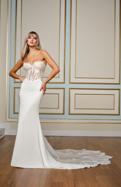 Fit and Flare Brautkleid FM52269 mit transparentem Corset, eleganter Silhouette und feiner Spitzenschleppe. Erhältlich bei FM Braut- und Abendmode in Sandkrug bei Oldenburg.