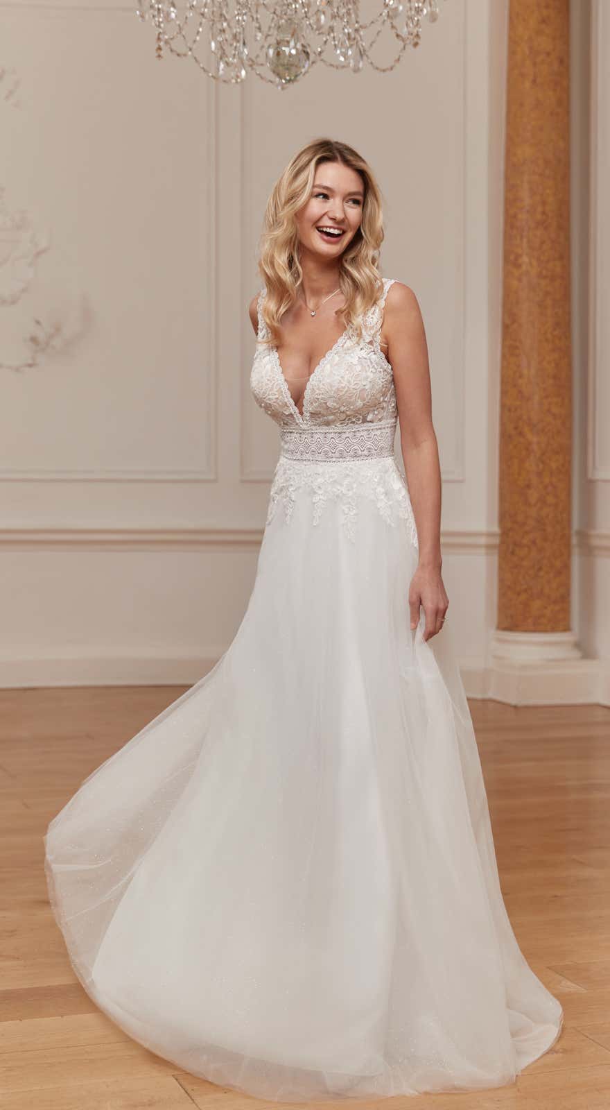 51737 Boho- Vintage Brautkleid mit einem V- Ausschnitt