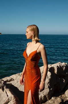 Langes Abendkleid FM51869 in Orange mit Glitzersteinchen und Schlitz – erhältlich bei FM Braut- und Abendmode in Sandkrug bei Oldenburg.