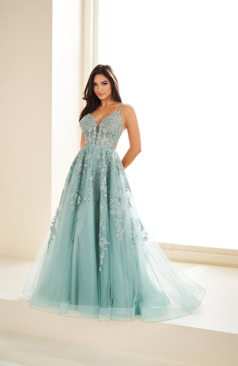 Langes Abendkleid FM52184 in Schwarz mit Glitzertüll und Spitze – erhältlich bei FM Braut- und Abendmode in Sandkrug bei Oldenburg.