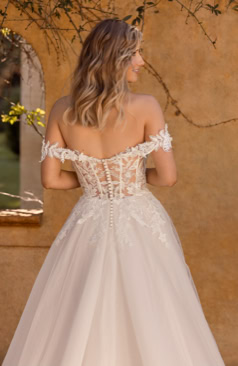 Prinzessinnenbrautkleid FM51991 mit abnehmbaren Off-Shoulder-Trägern, 3D-Spitzenkorsage und glitzerndem Tüllrock – FM Braut- und Abendmode Sandkrug bei Oldenburg.