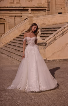 52037 Erlebe Eleganz pur: Unser schulterfreies Ballkleid aus Organza und Tüll