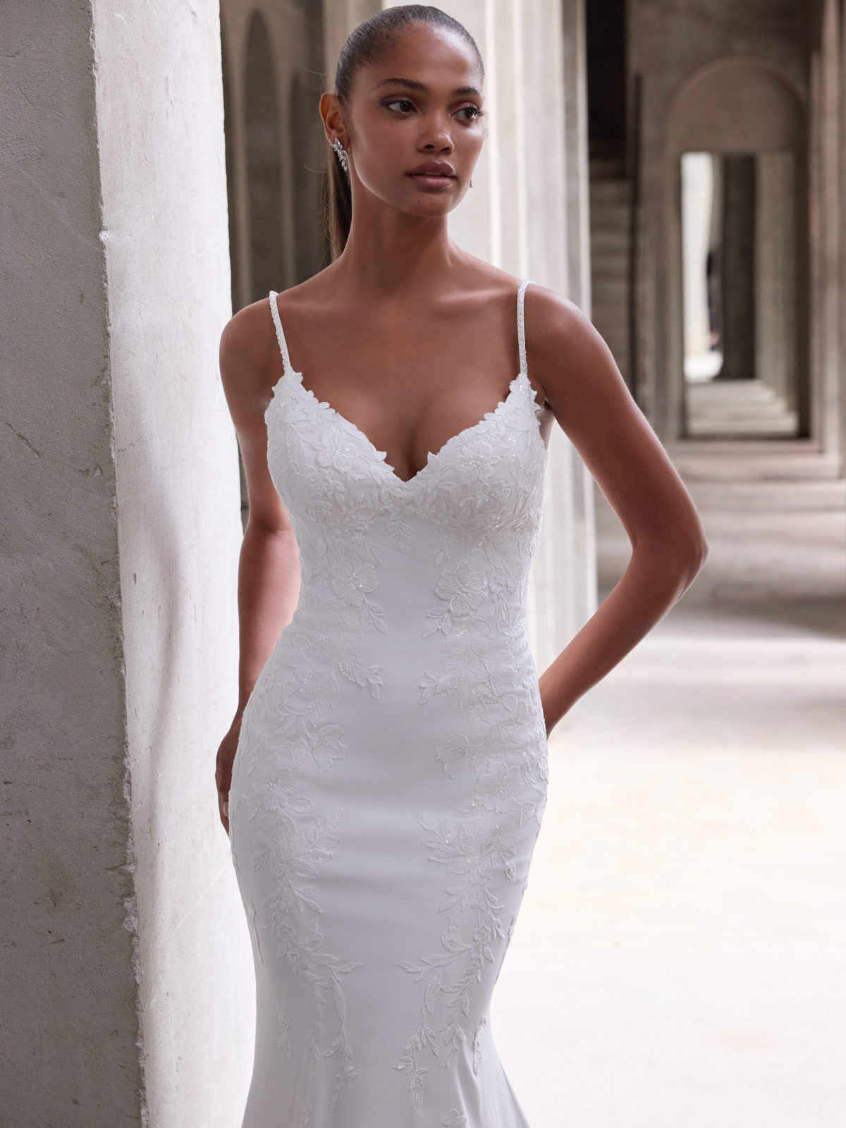 52246 Fit and Flare Spitzen-Brautkleid mit eleganter Schleppe
