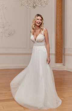 Romantisches Brautkleid FM51737 mit feinem Spitzenoberteil, breitem Taillenband und glitzerndem Tüllrock – erhältlich bei FM Braut- und Abendmode in Sandkrug bei Oldenburg.