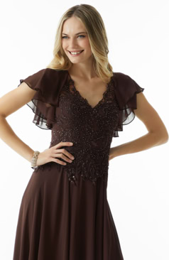 Elegantes Abendkleid FM52284 in Tannengrün mit feiner Perlenstickerei, fließendem Chiffonrock und V-Ausschnitt – erhältlich bei FM Braut- und Abendmode in Sandkrug bei Oldenburg.