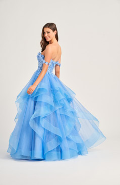 Prinzessinnen-Abendkleid FM52311 in Hellblau mit Glitzertüll und floraler Spitze – erhältlich bei FM Braut- und Abendmode in Sandkrug bei Oldenburg.