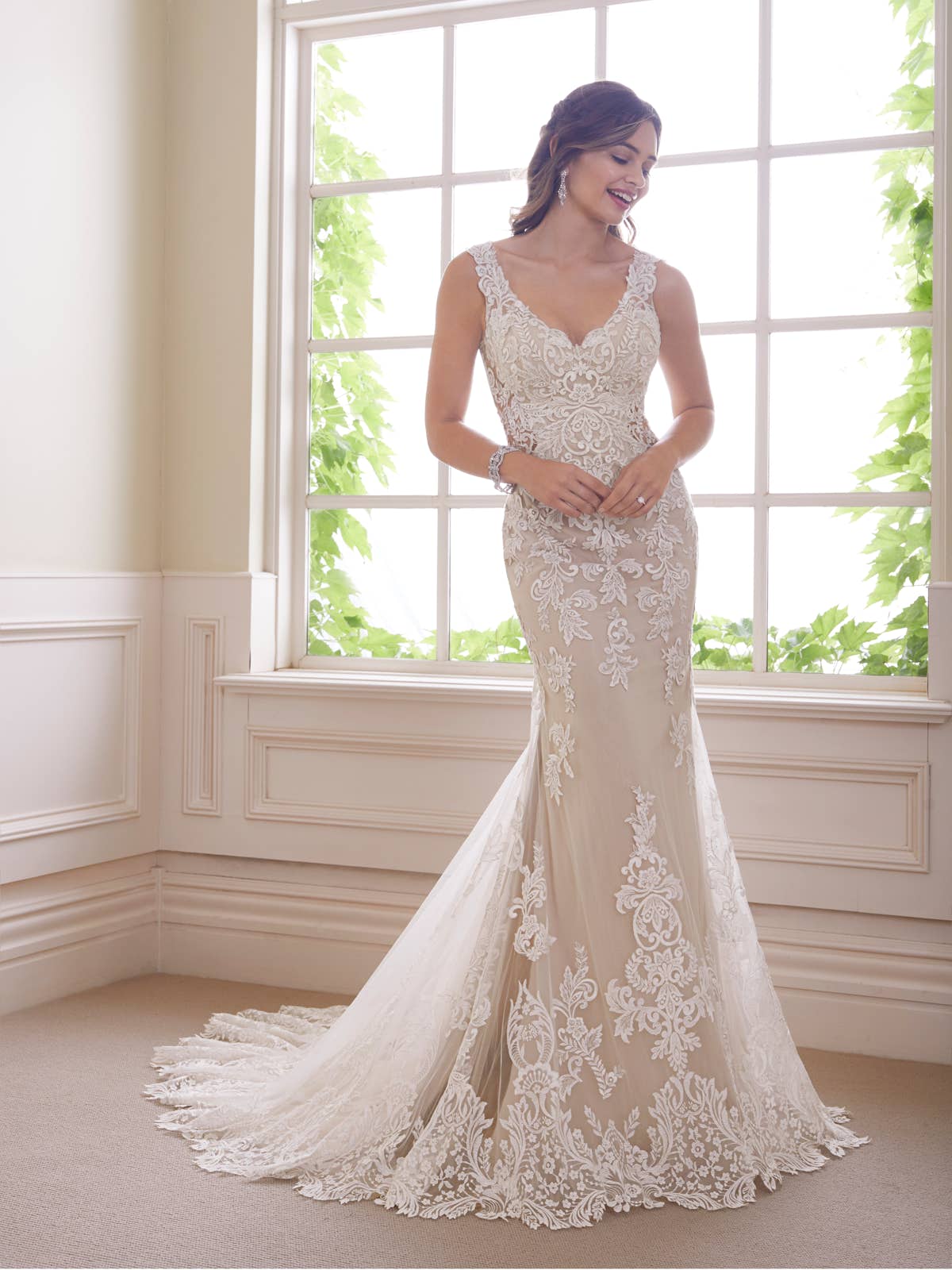 19377 Ein wundervolles Fit and Flare Brautkleid mit markanter Spitze 