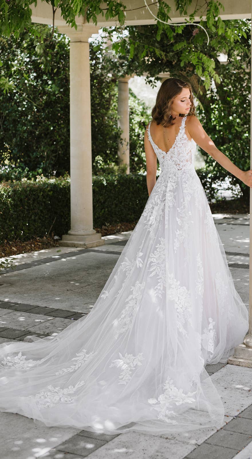 50830 A-Linien Brautkleid mit V-Ausschnitt und Illusionsspitze