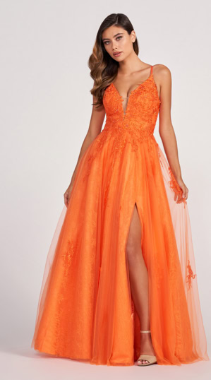 51492 Ein wunderschönes Abendkleid mit einem verführerischen V-Ausschnitt, zarten Spaghettiträgern, einen sexy Beinschlitz,