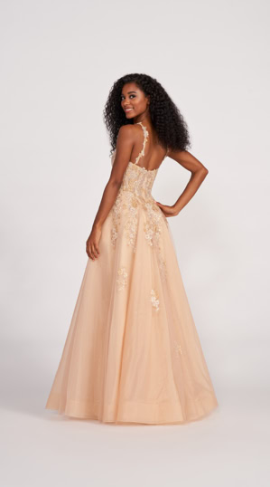 51504 Einfach bezaubernd! Dieses wunderschöne Abendkleid fällt durch seine zahlreichen Details auf