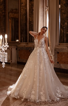 Prinzessinnen-Brautkleid mit hochgeschlossenem Spitzenoberteil, langen Ärmeln, 3D-Blüten und opulenter Schleppe – FM Braut- und Abendmode Sandkrug bei Oldenburg.