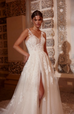 Dieses klassische Kleid mit einem verführerischen Twist eines Schlitzes ist die perfekte Wahl für die moderne Braut, die nach einem Hauch von Sinnlichkeit sucht.