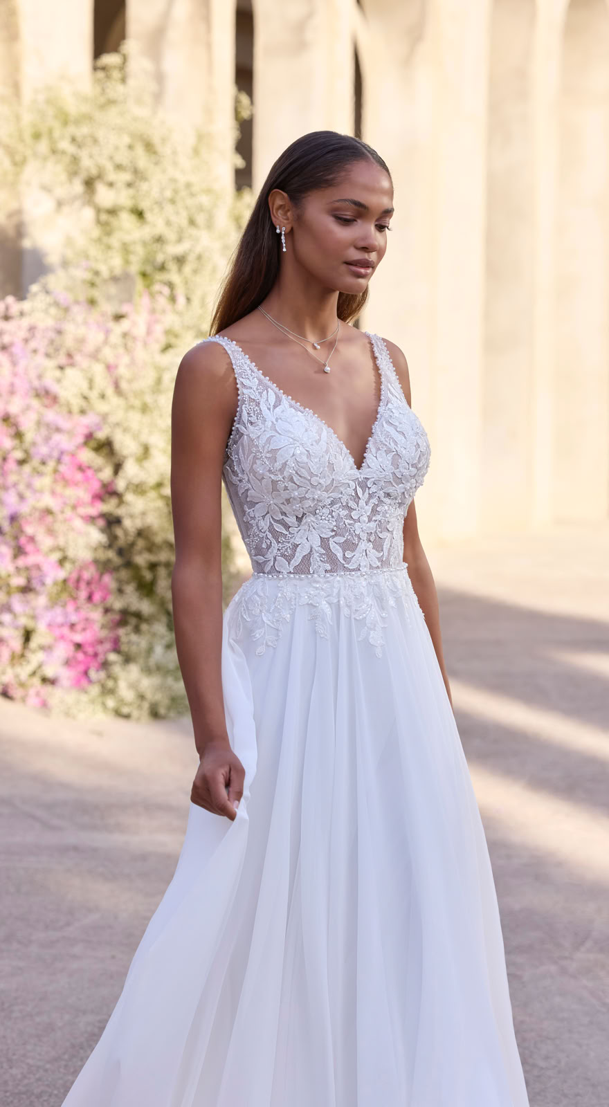 52243 Fließendes Brautkleid mit transparenter Spitze und langen Ärmeln