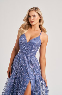 Langes Abendkleid FM52161 in Fliederblau mit floraler Spitze und hohem Beinschlitz – erhältlich bei FM Braut- und Abendmode in Sandkrug bei Oldenburg.