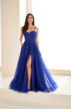 Langes Abendkleid FM52186 in Royalblau mit Glitzer und hohem Beinschlitz – erhältlich bei FM Braut- und Abendmode in Sandkrug bei Oldenburg.