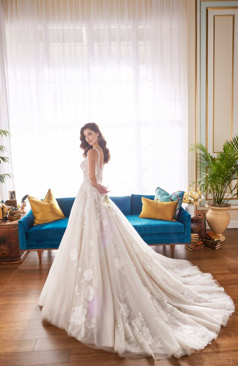 Prinzessinnen Brautkleid mit transparenter Spitzen-Corsage, breiten Trägern und großflächigen floralen Applikationen im glitzernden Tüllrock – FM Braut- und Abendmode Sandkrug bei Oldenburg.