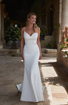 Modernes Brautkleid FM52135 aus Crepe mit feinen Spaghettiträgern, V-Ausschnitt und zarten Spitzenapplikationen an der Taille. Erhältlich bei FM Braut- und Abendmode in Sandkrug bei Oldenburg.