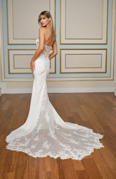 Fit and Flare Brautkleid FM52269 mit transparentem Corset, eleganter Silhouette und feiner Spitzenschleppe. Erhältlich bei FM Braut- und Abendmode in Sandkrug bei Oldenburg.