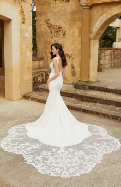 51456 Modern, elegant und wunderschön! Dieses hinreißende Fit and Flare Brautkleid