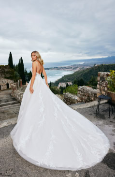 51867 Die bezaubernde A-Linie verbindet eine zeitlose Silhouette mit modernen, verführerischen Details