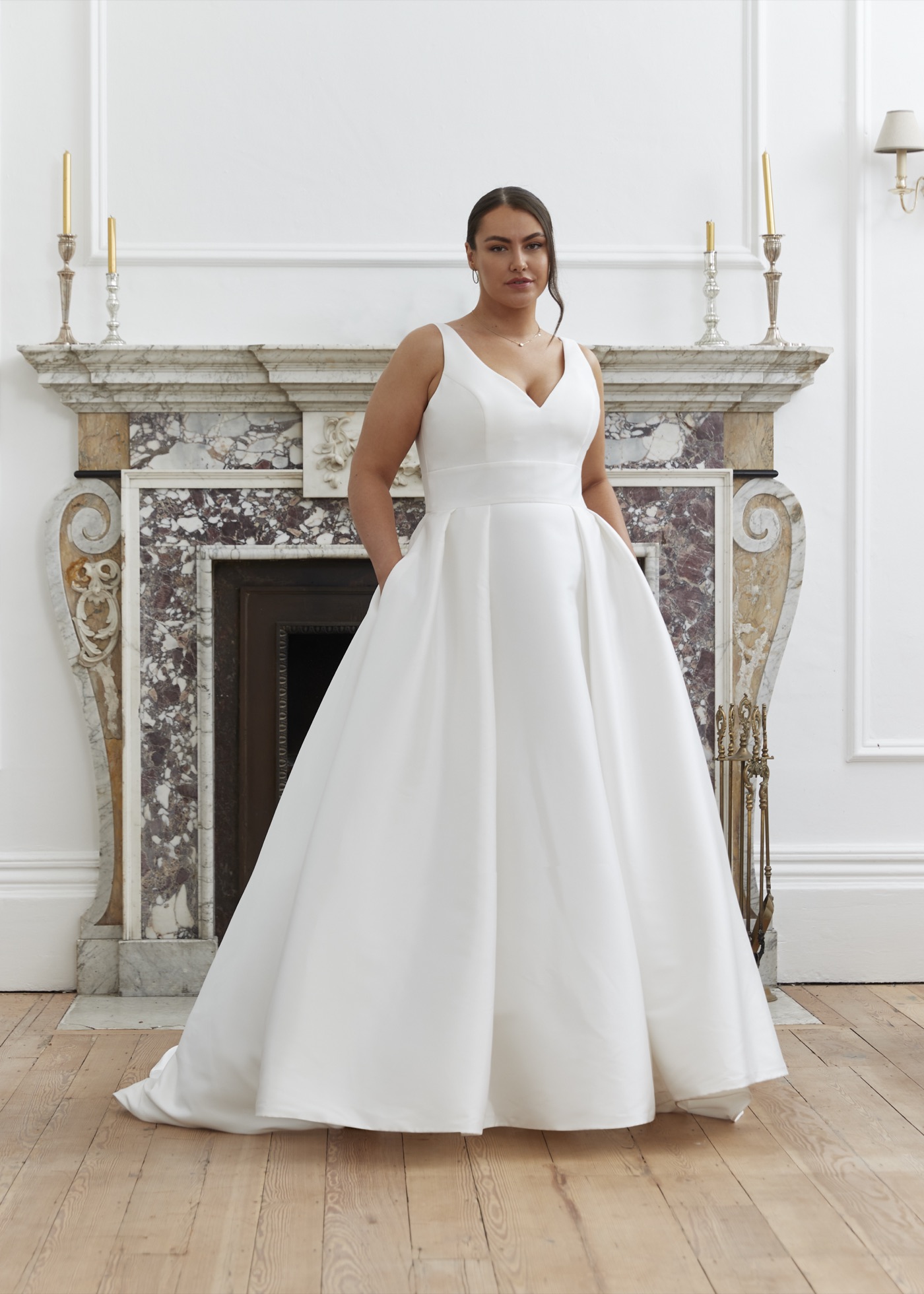 A-Linie-Brautkleid mit V-Ausschnitt und Mikado-Rock