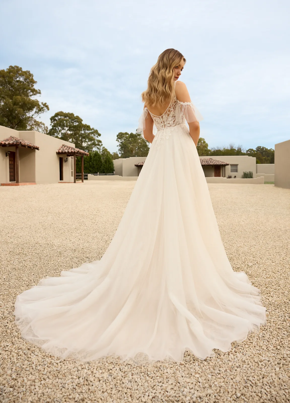 A Linie mit Spitze und Off Shoulder Trägern – A-Linie & Prinzessin Brautkleid bei FM Braut- und Abendmode in Sandkrug bei Oldenburg