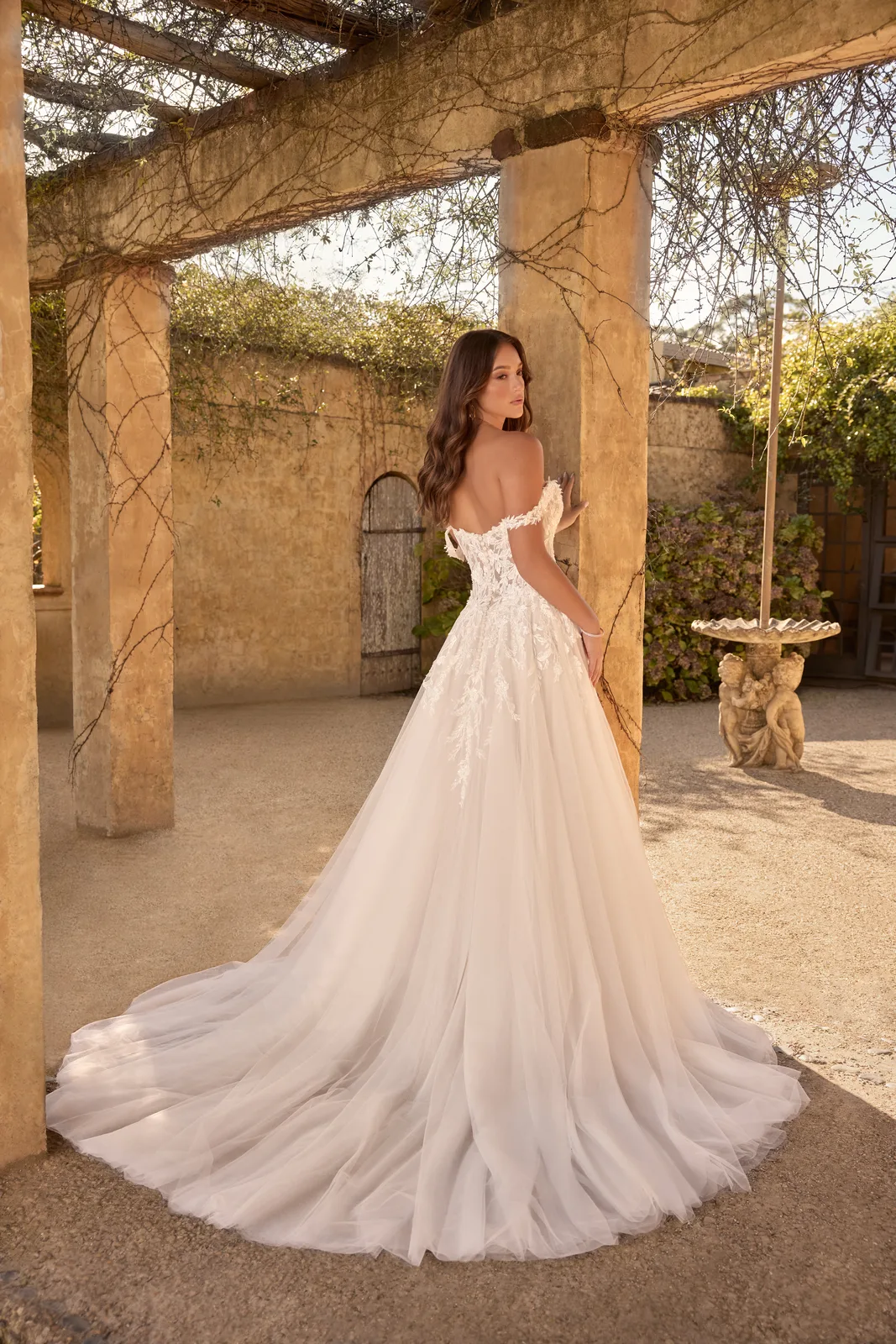 A Linie mit Off Shoulder und Spitzenapplikationen – A-Linie & Prinzessin Brautkleid bei FM Braut- und Abendmode in Sandkrug bei Oldenburg