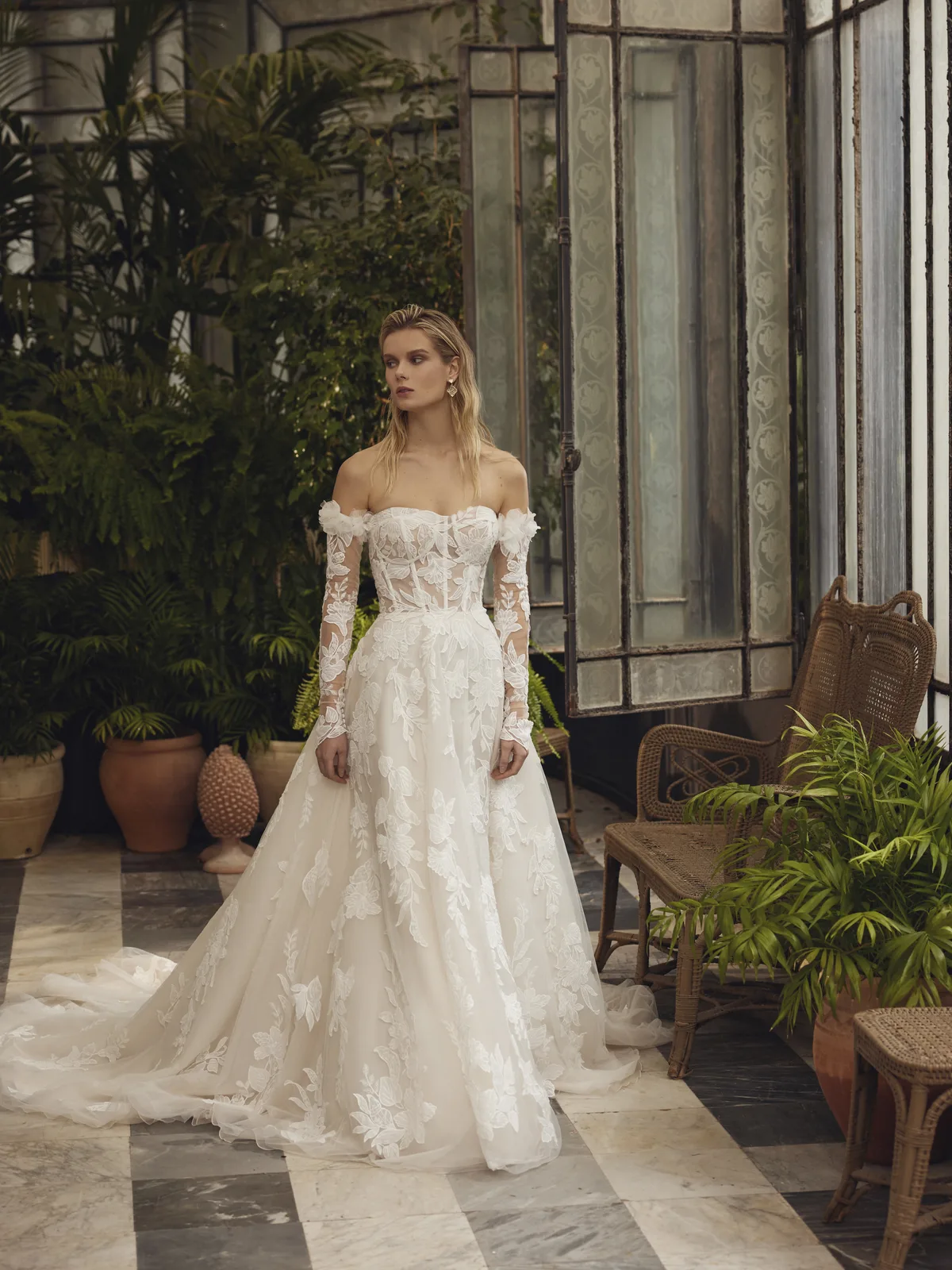 A Linie mit Blütenspitze und Corsagenoberteil – A-Linie & Prinzessin Brautkleid bei FM Braut- und Abendmode in Sandkrug bei Oldenburg