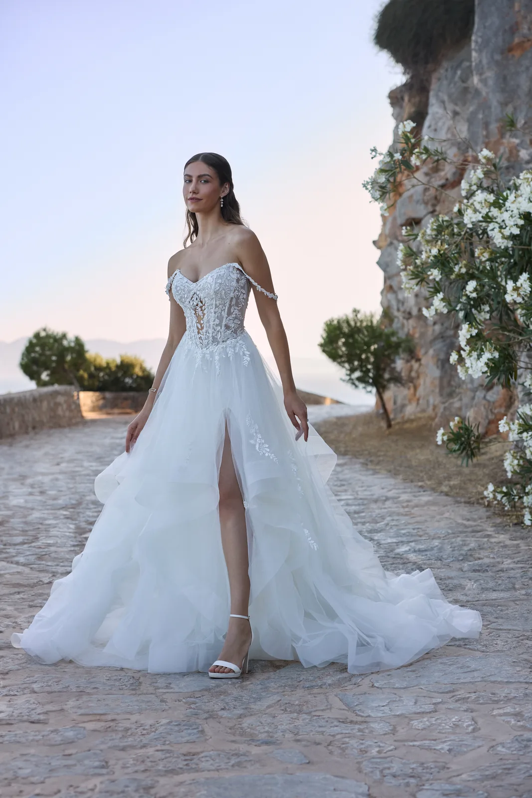 A-Linie-Brautkleid mit V-Ausschnitt und Mikado-Rock