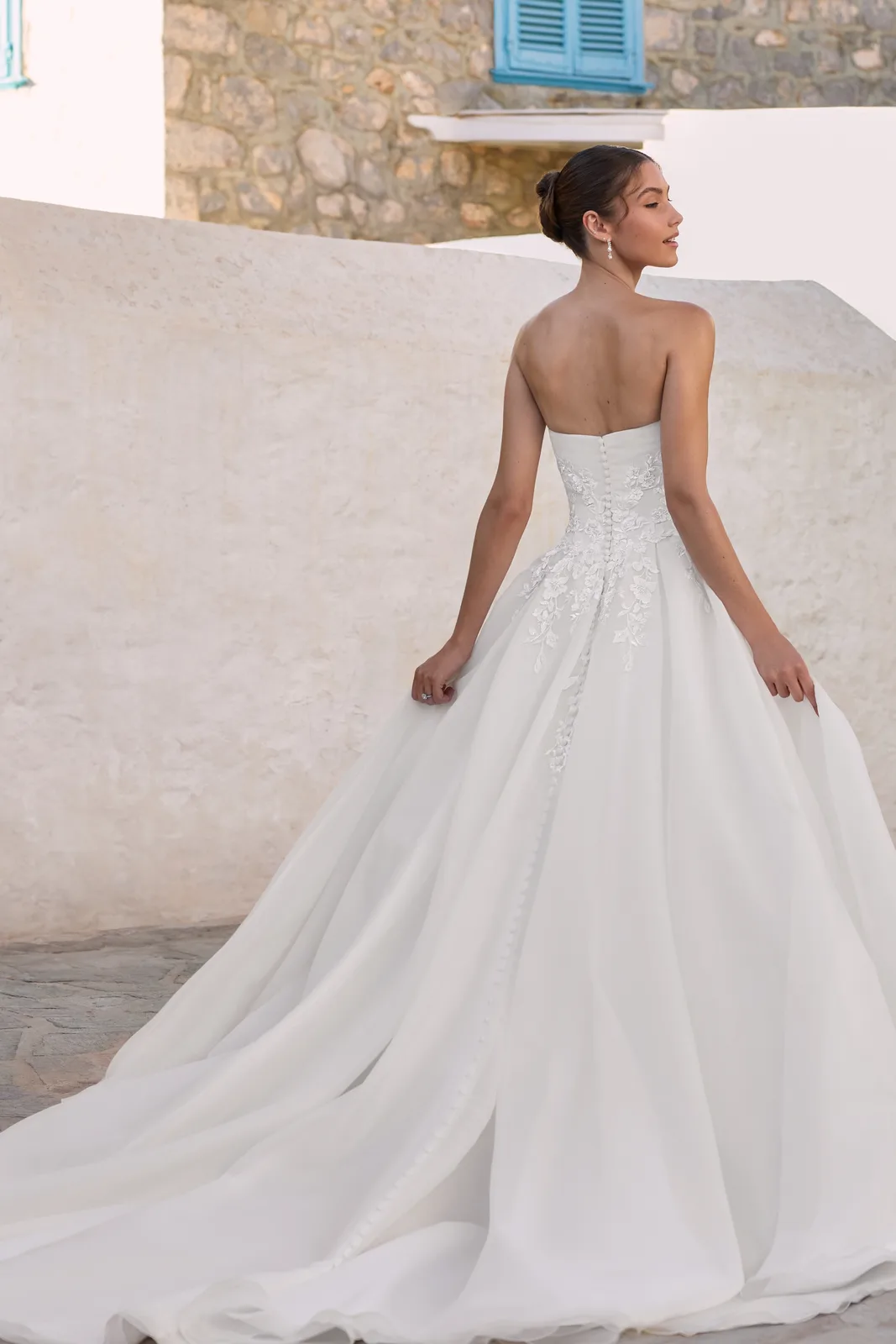 A Linie mit Drapiertem Bandeau Oberteil und Spitzenapplikationen – A-Linie & Prinzessin Brautkleid bei FM Braut- und Abendmode in Sandkrug bei Oldenburg