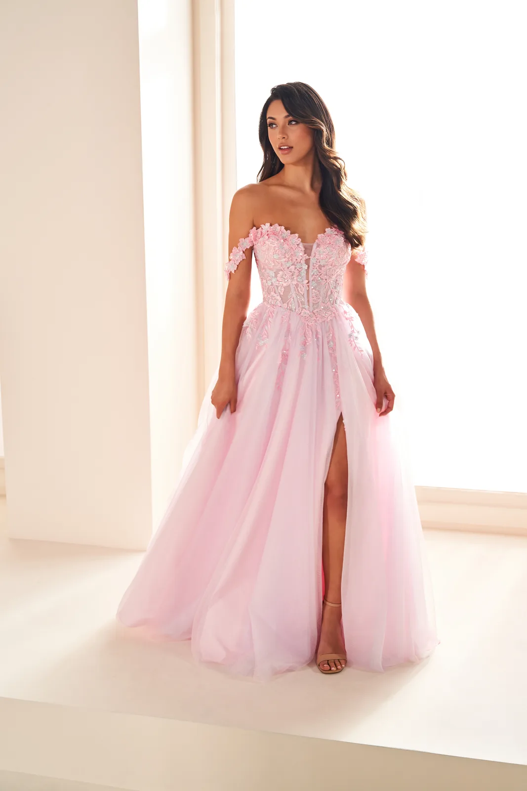 Lavendel Spitze – Abendmode Brautkleid bei FM Braut- und Abendmode in Sandkrug bei Oldenburg