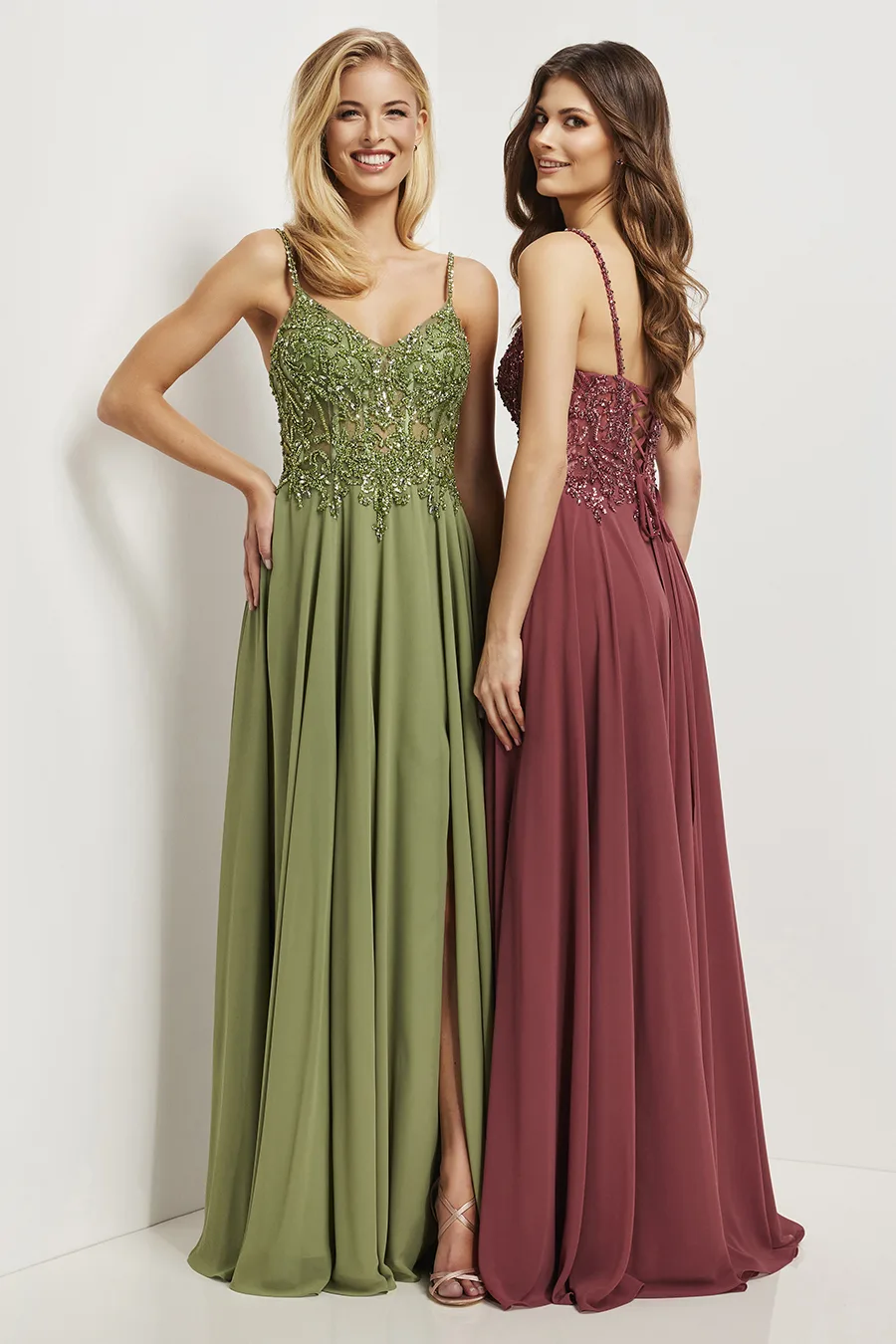 Salbei und Bordeaux Spitze – Abendmode Brautkleid bei FM Braut- und Abendmode in Sandkrug bei Oldenburg