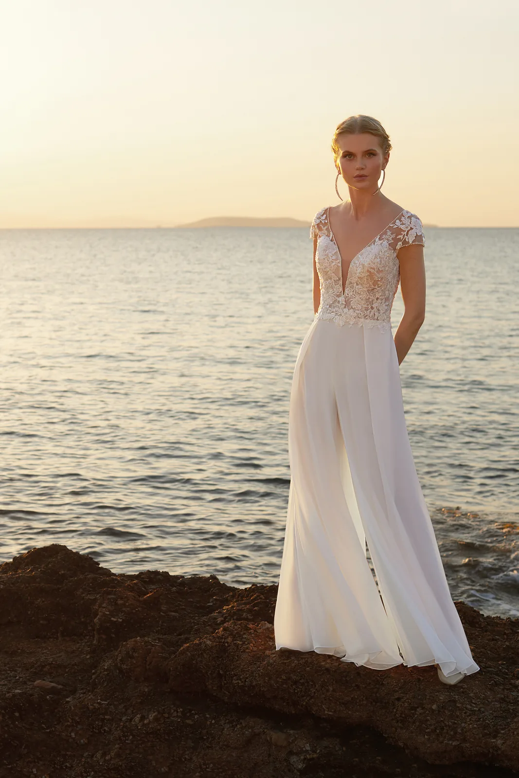 Eleganter Jumpsuit mit Spitzenoberteil und Chiffonhose – Boho-Vintage Brautkleid bei FM Braut- und Abendmode in Sandkrug bei Oldenburg