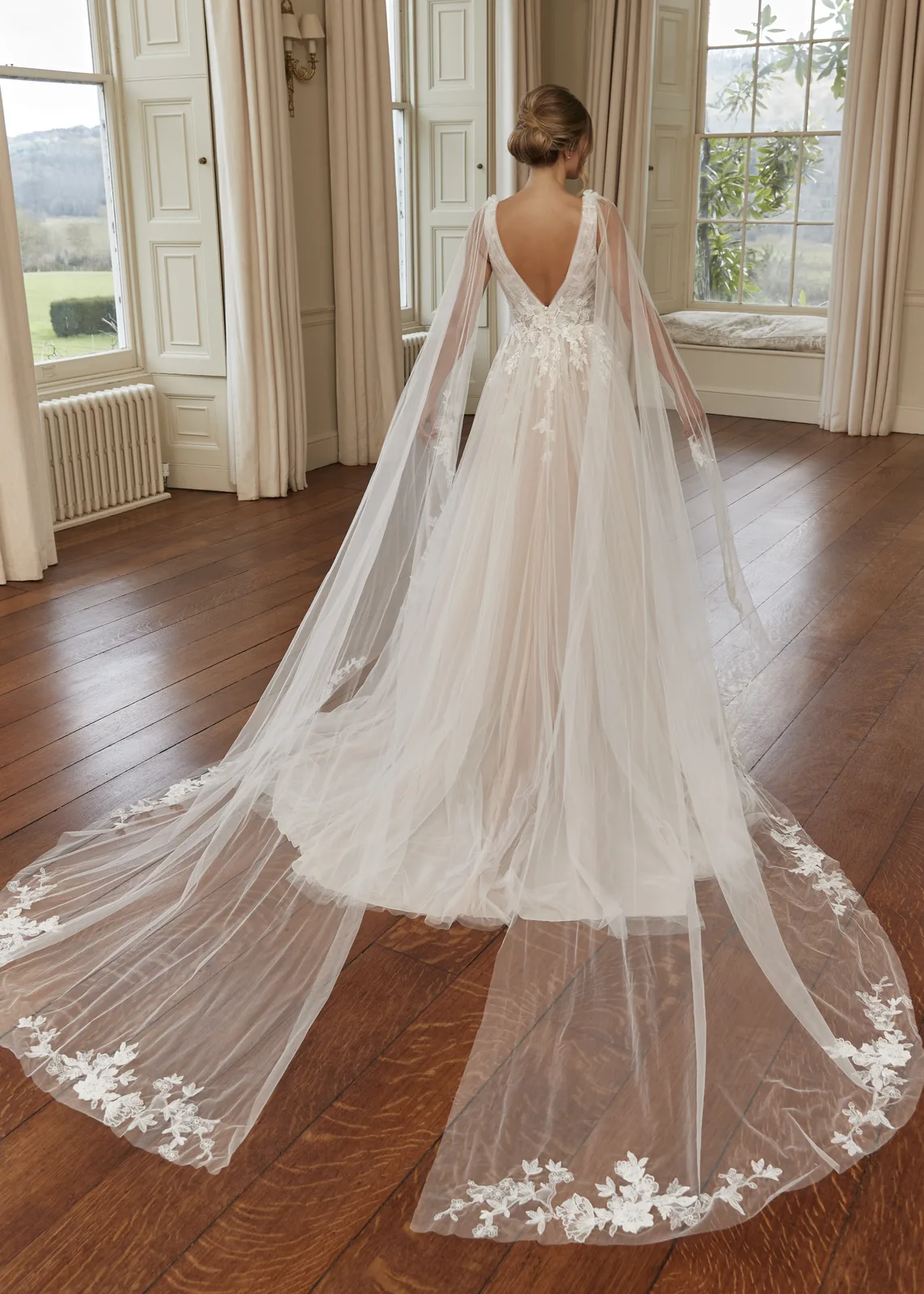 A Linie mit V Ausschnitt und Langen Tüllcape Ärmeln Sowie Blütenspitze – Boho-Vintage Brautkleid bei FM Braut- und Abendmode in Sandkrug bei Oldenburg