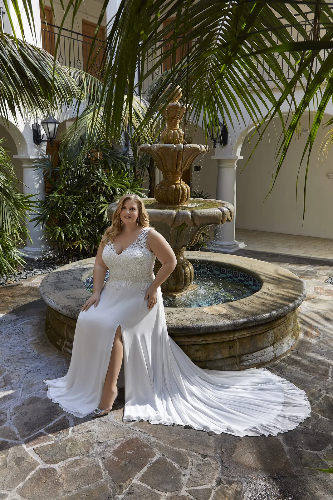 Plus Size Brautkleid mit Spitze und Beinschlitz – Boho-Vintage Brautkleid bei FM Braut- und Abendmode in Sandkrug bei Oldenburg