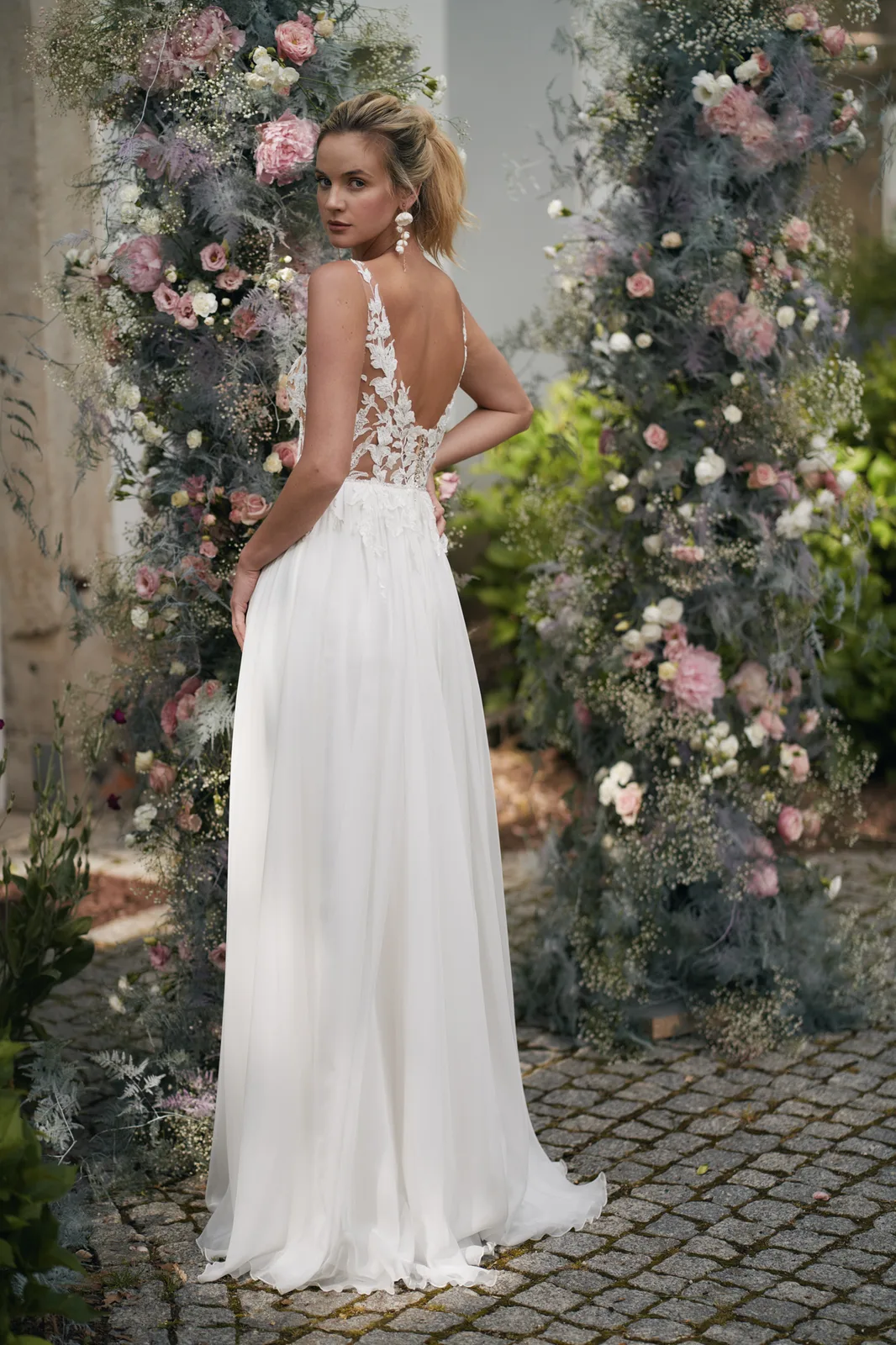 Brautkleid mit Transparentem Spitzenrücken und Fliessendem Rock – Boho-Vintage Brautkleid bei FM Braut- und Abendmode in Sandkrug bei Oldenburg