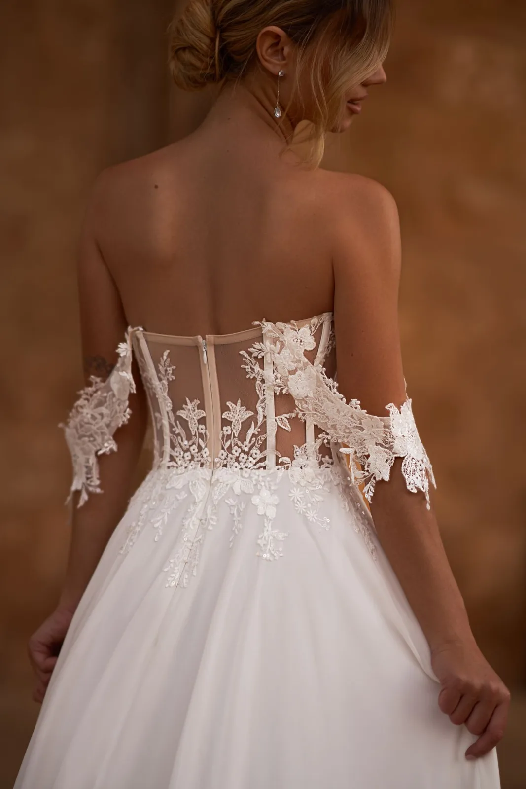 Ivory Schulterfrei Spitze Chiffon Schleppe – Boho-Vintage Brautkleid bei FM Braut- und Abendmode in Sandkrug bei Oldenburg