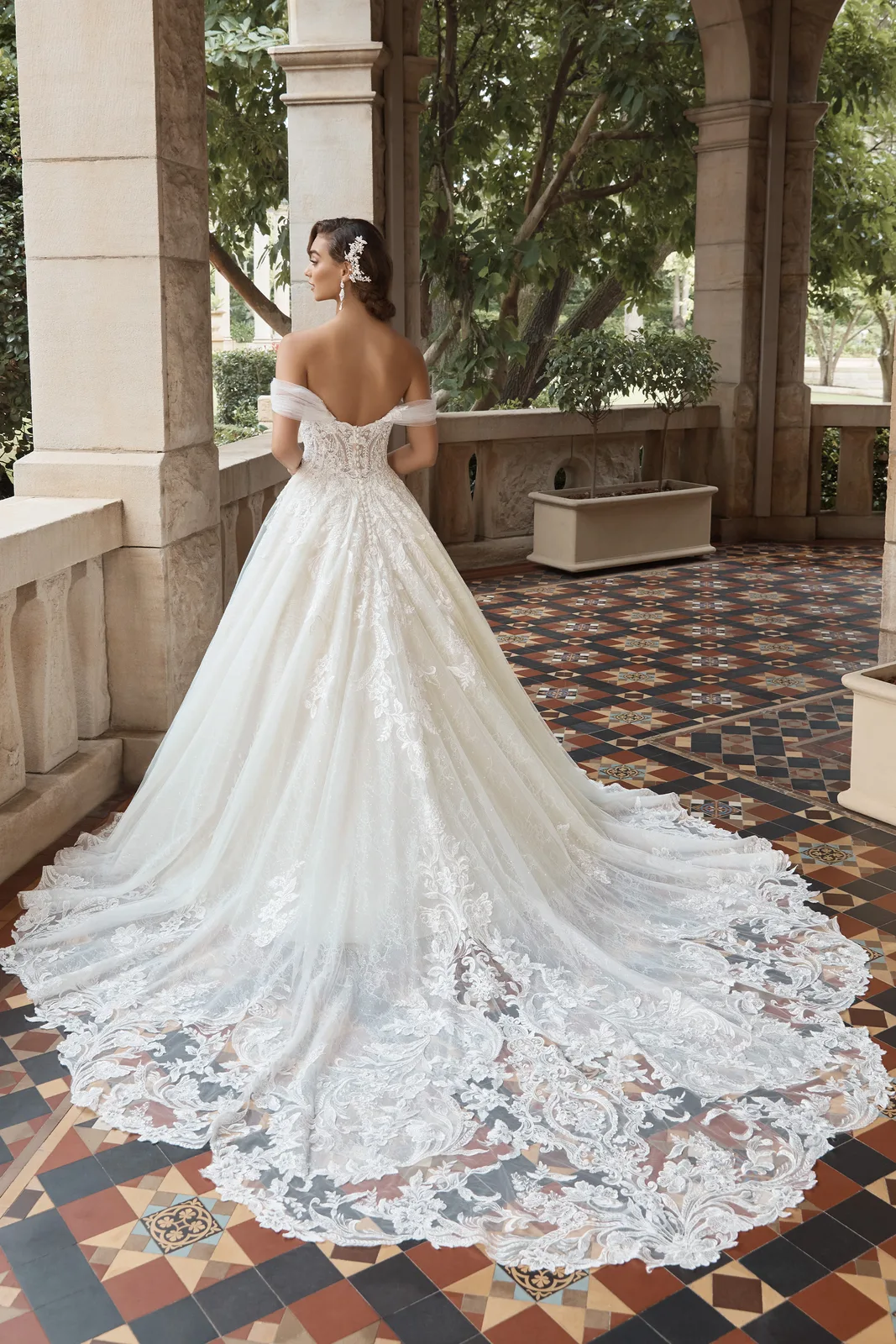 Prinzessinnenkleid mit Spitze und Abnehmbaren Offshoulder Ärmeln – Couture Brautkleid bei FM Braut- und Abendmode in Sandkrug bei Oldenburg