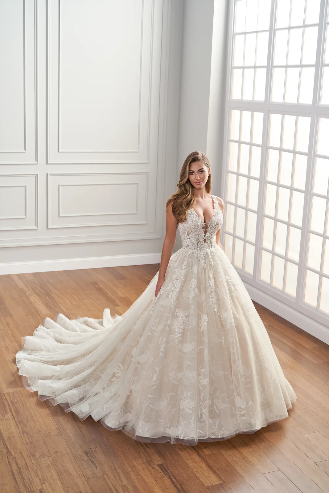 Prinzessin mit Spitze und V Ausschnitt – Couture Brautkleid bei FM Braut- und Abendmode in Sandkrug bei Oldenburg