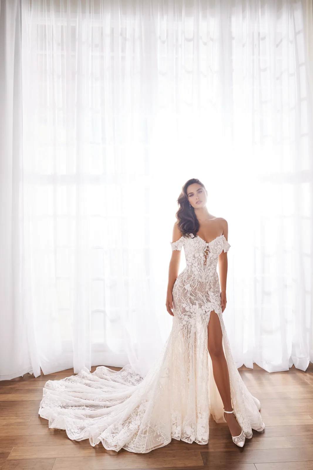 Spitzen Brautkleid mit Offshoulder Trägern und Beinschlitz – Couture Brautkleid bei FM Braut- und Abendmode in Sandkrug bei Oldenburg