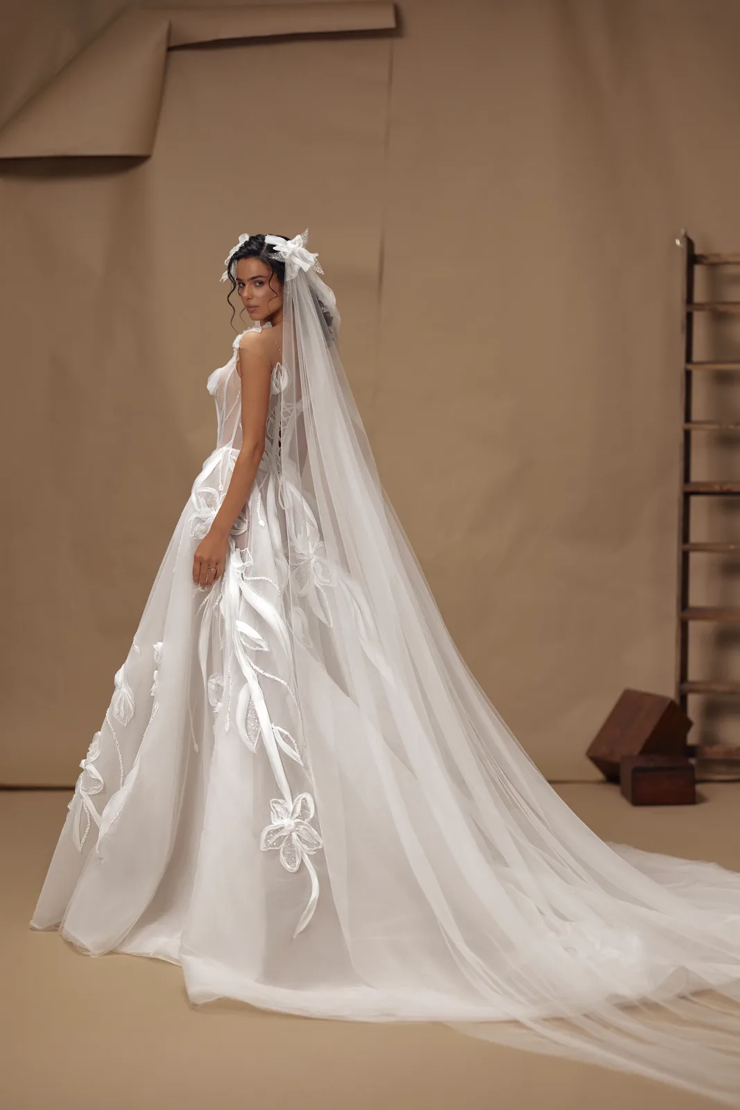 Couture A-Linie mit 3d Blüten und Cathedral Schleier  – Couture Brautkleid bei FM Braut- und Abendmode in Sandkrug bei Oldenburg