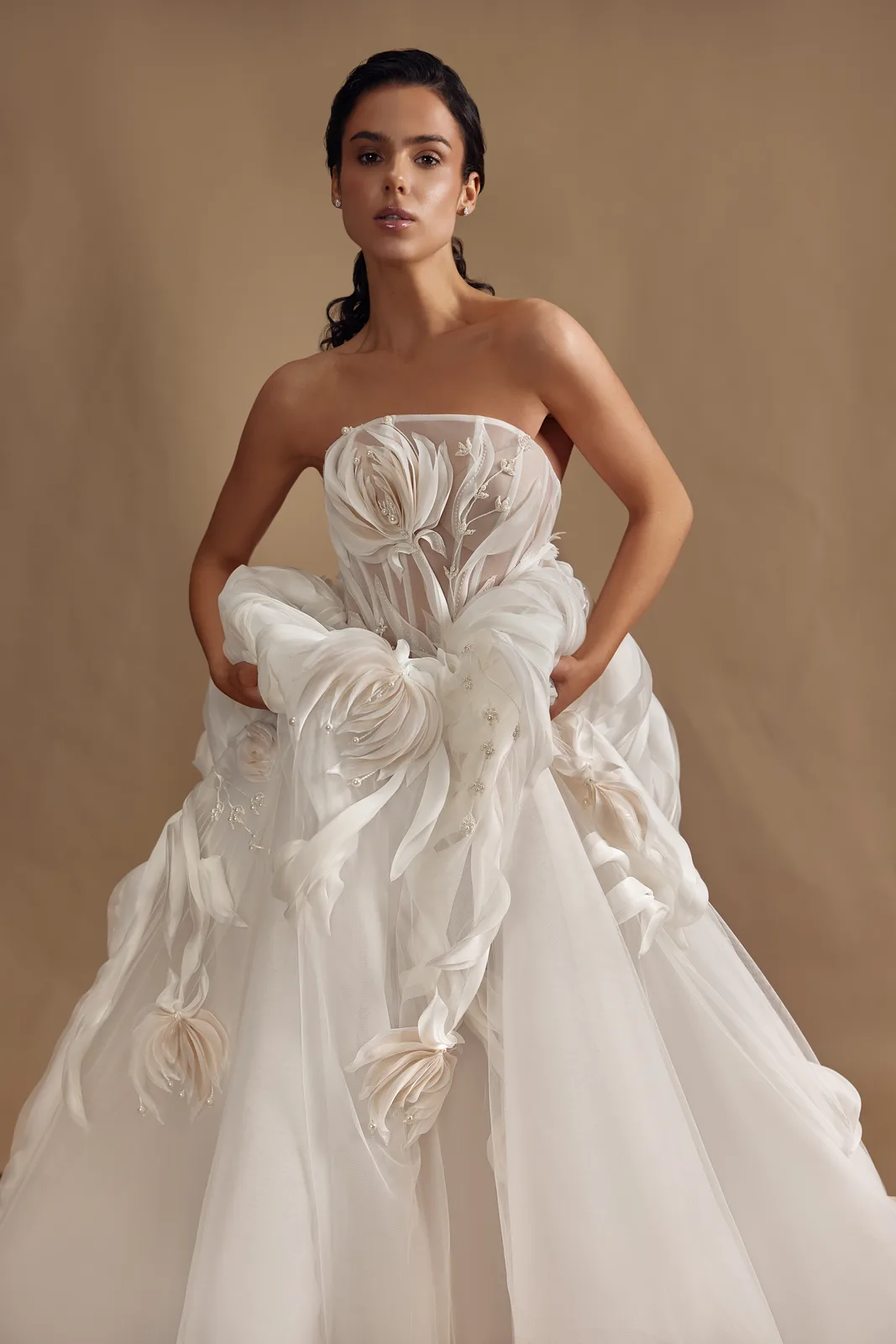 Couture A-Linie mit 3d Blüten und Strapless Corsage  – Couture Brautkleid bei FM Braut- und Abendmode in Sandkrug bei Oldenburg