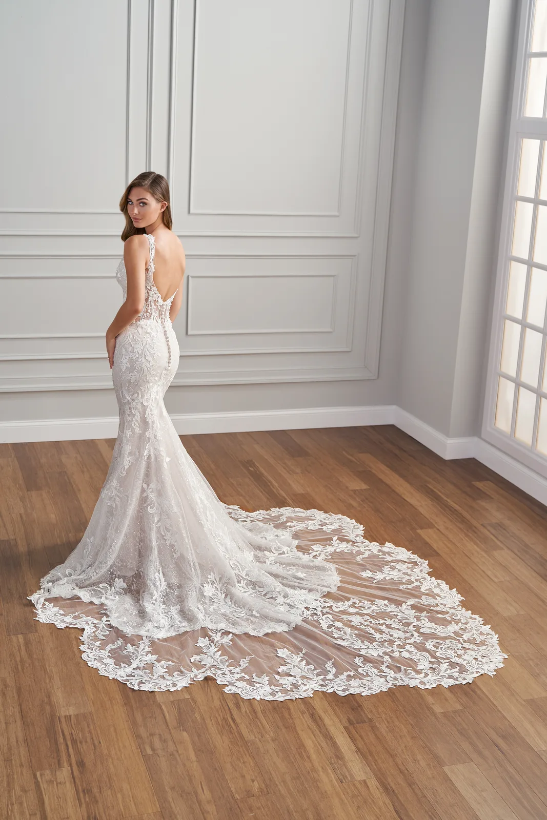 Fit and Flare mit Spitze und Schleppe – Fit & Flare Brautkleid bei FM Braut- und Abendmode in Sandkrug bei Oldenburg