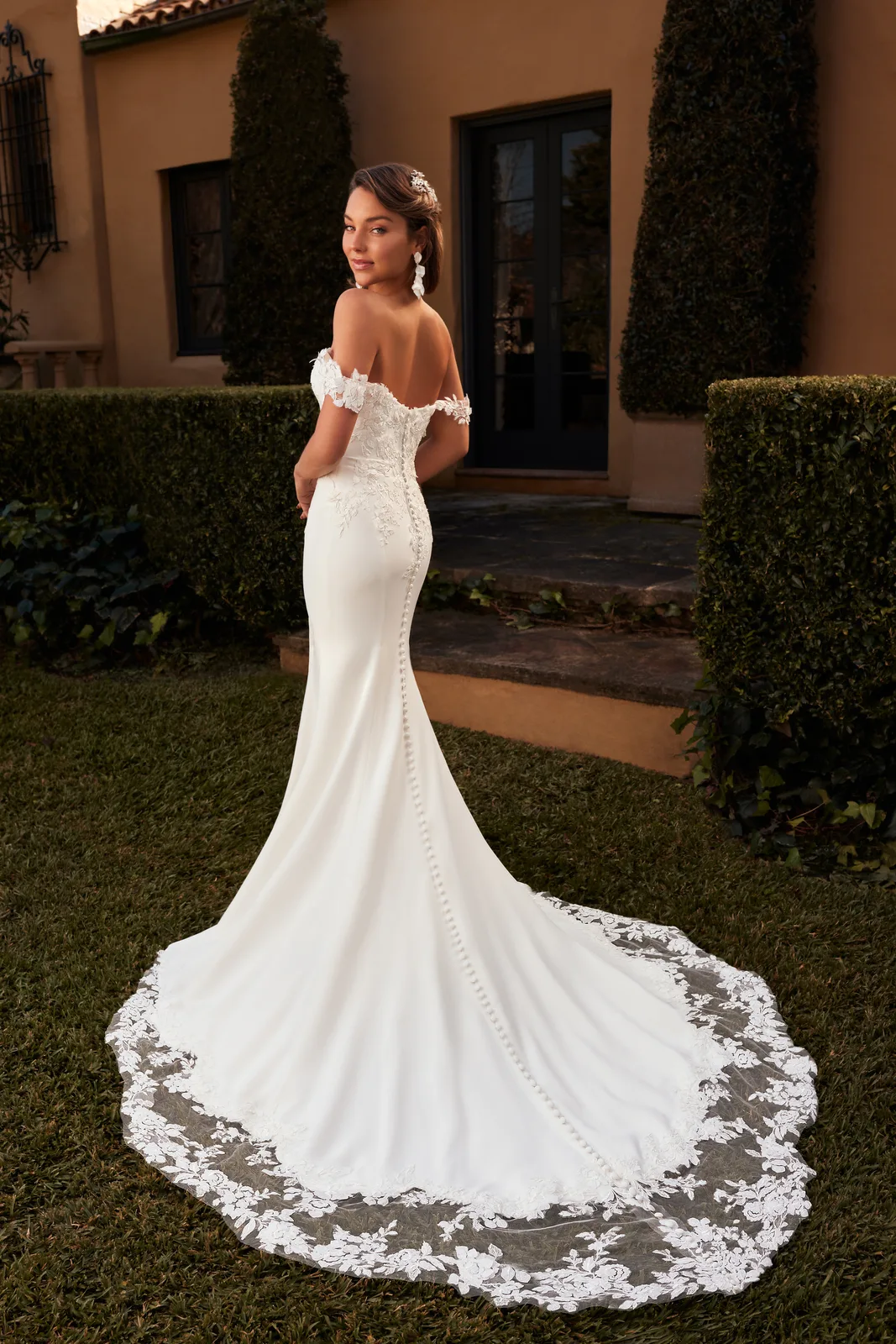 Fit and Flare mit Blütenspitze und Offshoulder Ausschnitt – Fit & Flare Brautkleid bei FM Braut- und Abendmode in Sandkrug bei Oldenburg