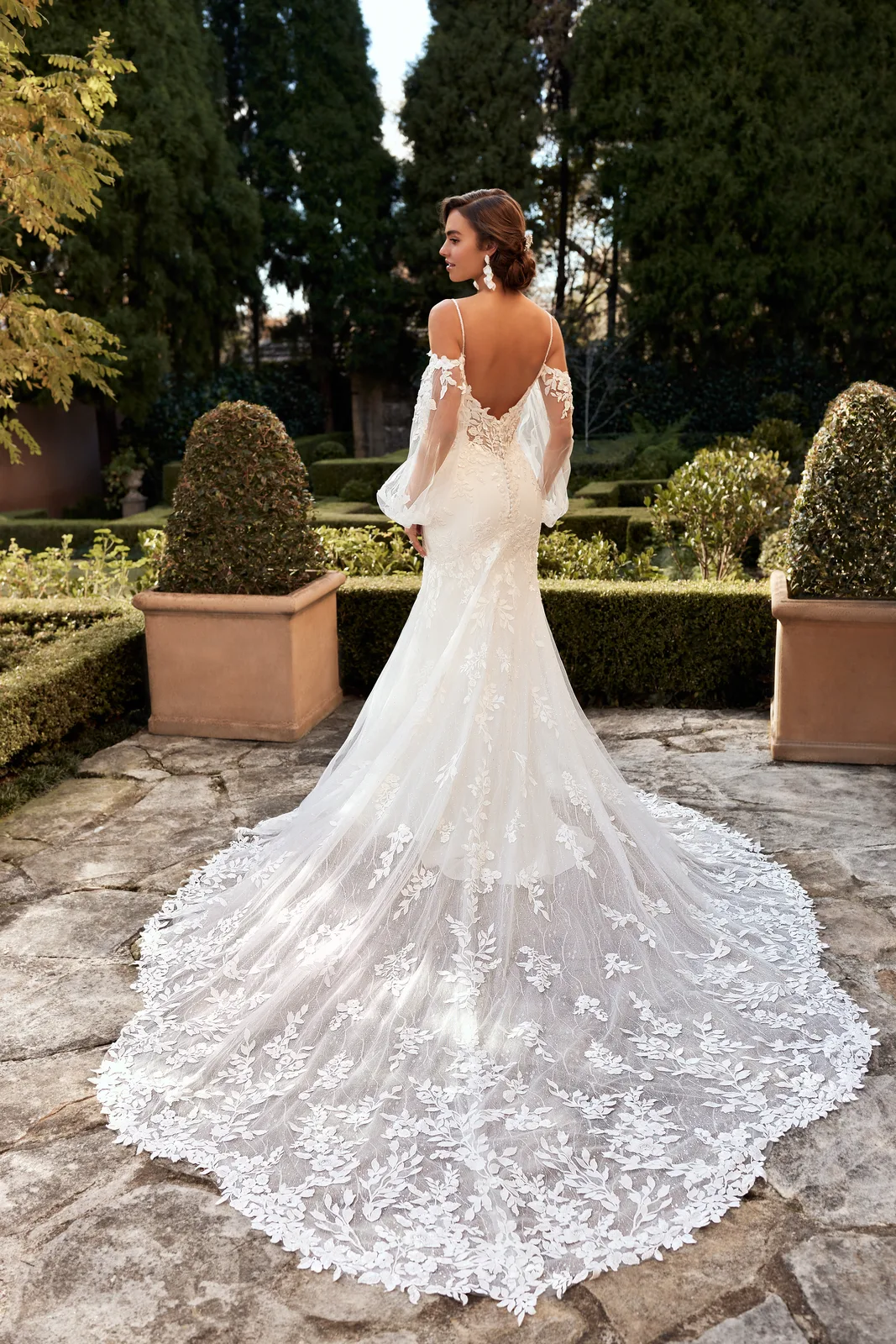 Fit and Flare mit Blütenapplikationen und Ärmeln aus Tüll – Fit & Flare Brautkleid bei FM Braut- und Abendmode in Sandkrug bei Oldenburg