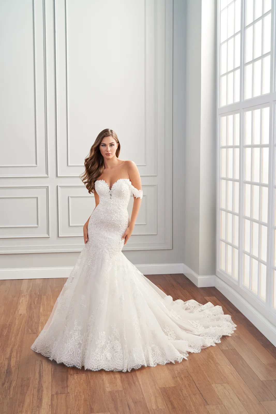 Mermaid mit Spitze und Schnürrücken – Fit & Flare Brautkleid bei FM Braut- und Abendmode in Sandkrug bei Oldenburg
