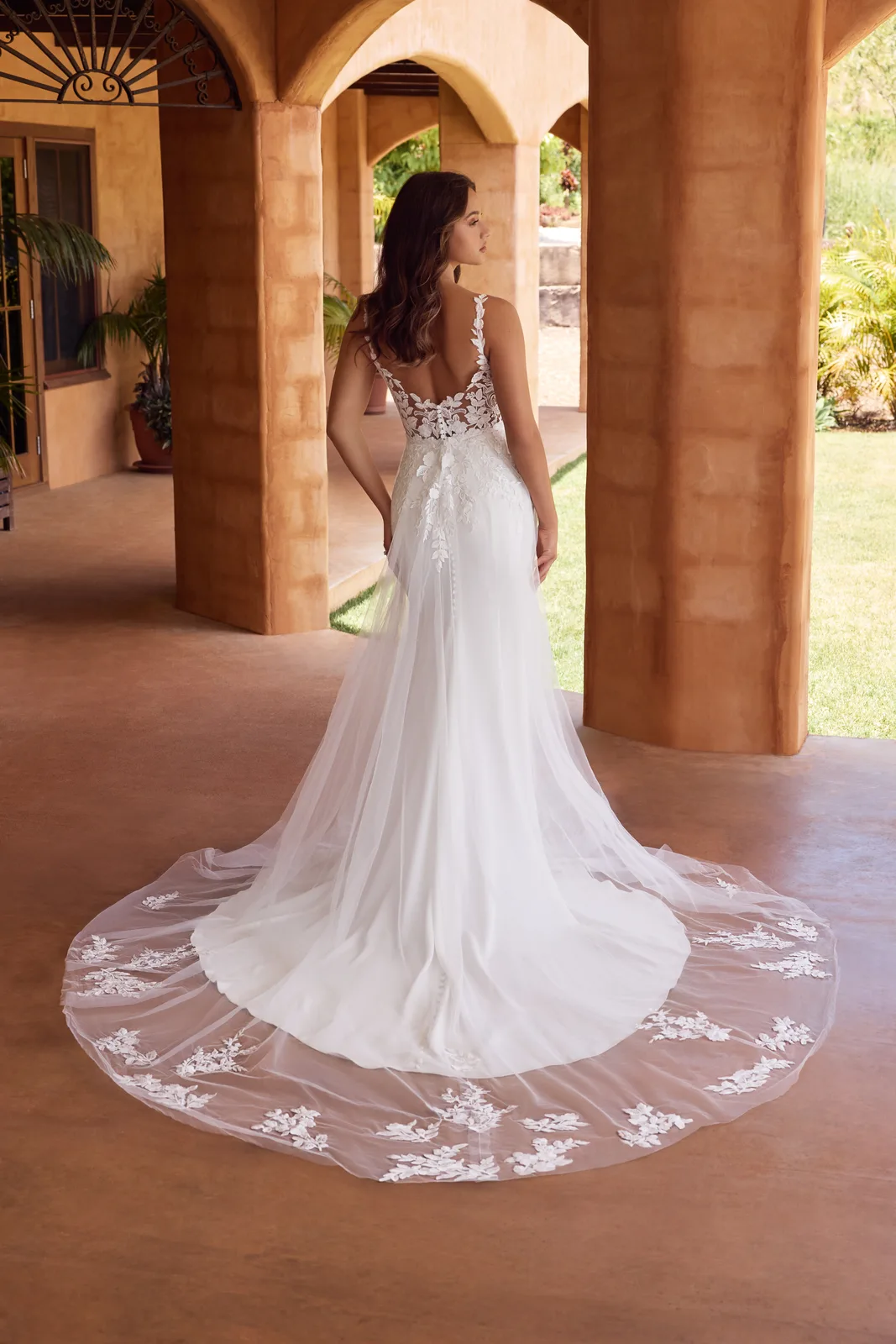 A Linie mit Spitzentop und Tüllschleppe – Fit & Flare Brautkleid bei FM Braut- und Abendmode in Sandkrug bei Oldenburg